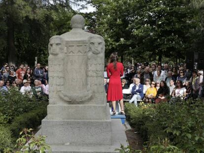 Lectura dramatizada de Irene Escolar y Alberto San Juan junto a la estatua de Benito Perez Galdós, en mayo.