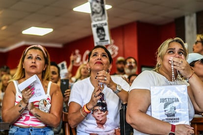 AME2133. DOLORES (ARGENTINA), 06/02/2023.- Familiares y amigos de Fernando Báez Sosa, asesinado en 2020, reaccionan al escuchar el fallo este lunes en Dolores.