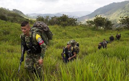 Miembros de las FARC caminan hacia un campamento en Antioquia.