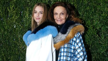 Las Von Fürstenberg

Diane Von Fürstenberg es mundialmente conocida por sus famosos vestidos wrap (cruzados) y es presidenta del Consejo de diseñadores de moda americanos (CFDA). Aunque sus hijos no continuaron su andadura en el mundo de la moda, su nieta se postula como una de las chicas más estilosas del momento. Talita tiene sangre real (es sobrina de Marie Chantal de Grecia) y es acompañande habitual de su abuela en eventos y desfiles.