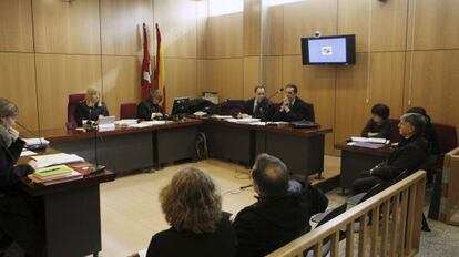 El presidente de Kutxa, Xabier Iturbe (izquierda), durante el juicio por la renovación de cargos de 2012 de la caja.