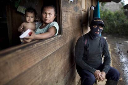 Un miembro del cuerpo de autodefensa de la comunidad indígena shuar descansa junto a una vivienda en Yunkuapais, a finales de enero.