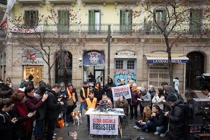 Desde la izquierda, el portavoz del Sindicat de Llogateres, Enric Aragonès, y los vecinos Josep Torrent y Elisenda Paños.