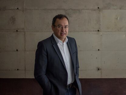 El ministro del Interior Alfonso Prada, retratado en su apartamento de Bogotá (Colombia).