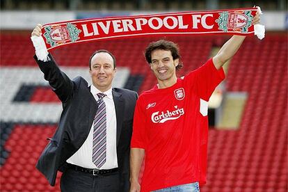 Benítez y Morientes, con una bufanda del Liverpool ayer en el estadio de Anfield.