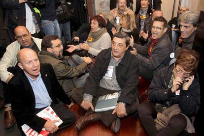 Sentada en el acceso al Palau de la Generalitat en protesta por los recortes salariales.