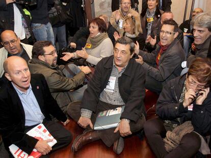 Sentada en el acceso al Palau de la Generalitat en protesta por los recortes salariales.