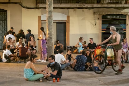 Ambiente nocturno en la plaza del Raspall del barrio de Gràcia de Barcelona, en una foto de archivo.