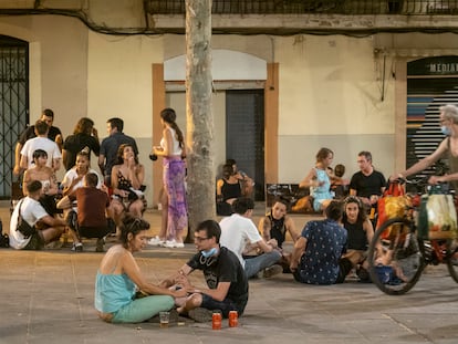 Ambiente nocturno en la plaza del Raspall del barrio de Gràcia de Barcelona, en una foto de archivo.