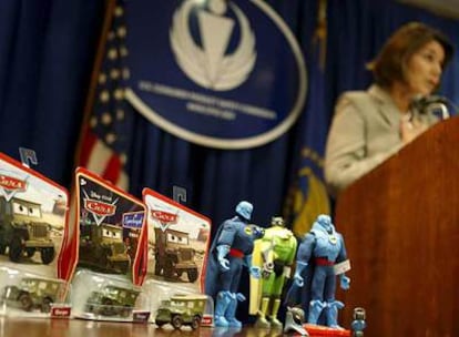 La presidenta en funciones de la comisión estadounidense para la seguridad en el consumo, Nancy Nord, al anunciar la retirada de los juguetes de Mattel.