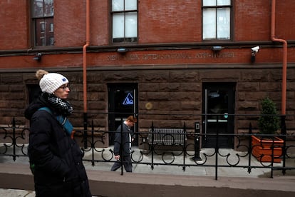 La fachada del New York International Hostel, donde se cree que se alojó el sospechoso de asesinar al CEO de United Healthcare.