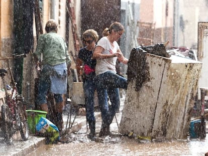 Un grupo de afectados en una calle de Sant Llorenç. 