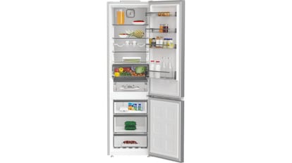 La altura del frigorífico Whirlpool WHK 26404 (203 cm) se hace notar en el exterior y en el interior.