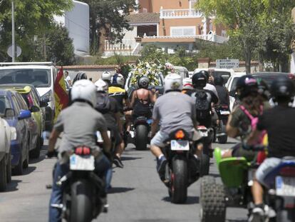 Un grupo de motoristas sigue el coche fúnebre del campeón de motociclismo Ángel Nieto, este sábado en Santa Eulària.