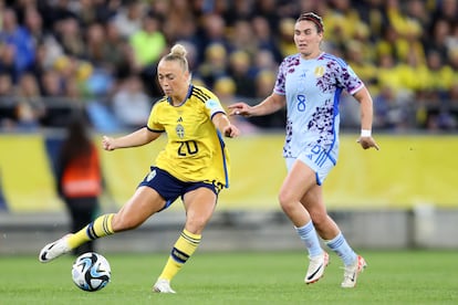 Hanna Bennison, de Suecia, en posesión de la pelota. 