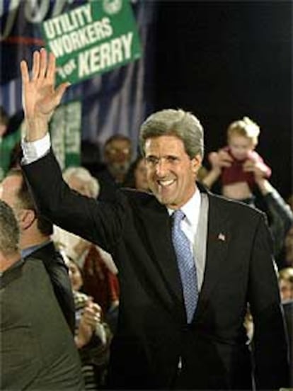 Kerry saluda a sus seguidores en Richmond (Virginia).