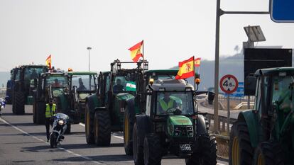 GRAFAND8598. CÓRDOBA, 06/02/2024.- Agricultores montados en sus tractores llegan a Córdoba este martes tras partir de distintos puntos de la provincia cordobesa para exigir mejoras en la situación del campo andaluz. EFE/Salas