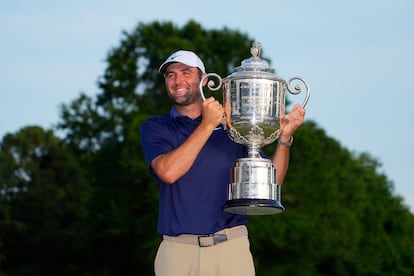 Scheffler levanta el trofeo Wanamaker como campeón del PGA.
