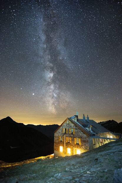 Quien quiera ver Virgo, Casiopea o Tauro en Europa, mejor que suba a las montañas. En los Alpes, ciertas zonas de esquí han sabido sacar partido de su oscuridad: en la estación alpina de Schareck, en el parque nacional austriaco de Hohe Tauern, hay a disposición de los visitantes cuatro telescopios desde los que ver nítidamente los planetas. El albergue Großglocknerhaus, en Heiligenblut, ofrece incluso paseos nocturnos. Una zona natural protegida en la que también se encuentra el monte Grossglockner, que con sus 3.798 metros es la segunda montaña más alta del país. <br></br> Más información: austria.info