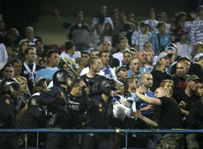 Policías nacionales cargan contra los seguidores del Olympique de Marsella en el Vicente Calderón.