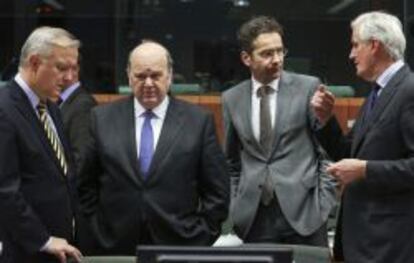 De izq a dcha: El vicepresidente y comisario europeo de Asuntos Econ&oacute;micos, Olli Rehn,el ministro irland&eacute;s de Finanzas, Michael Noonan, el presidente del Eurogrupo, Jeroen Dijsselbloem y el comisario europeo de Mercado Interior, Michel Barnier, conversan el 17 de diciembre de 2013. 