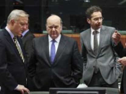 De izq a dcha: El vicepresidente y comisario europeo de Asuntos Econ&oacute;micos, Olli Rehn,el ministro irland&eacute;s de Finanzas, Michael Noonan, el presidente del Eurogrupo, Jeroen Dijsselbloem y el comisario europeo de Mercado Interior, Michel Barnier, conversan el 17 de diciembre de 2013. 