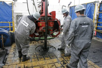 Trabajadores de una central de extracción de gas natural cerca de la ciudad de Towanda (Pensilvania, EE UU).