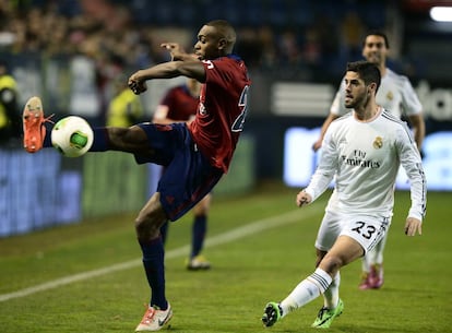 Raoul Loe lucha por el balón con el jugador del Real Madrid Isco.