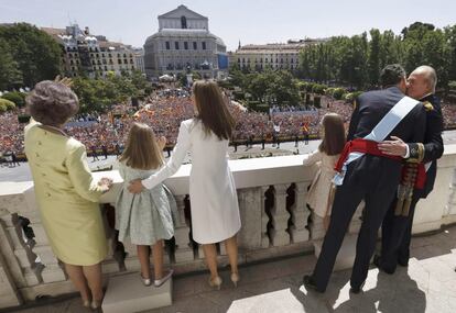 El rey Felipe VI besa a su padre, don Juan Carlos, en el balcón del palacio de Real el 19 de junio de 2014. A su lado, la reina Sofía, Leonor, princesa de Asturias, y la reina Letizia, saludan al público congregado en la plaza de Oriente de Madrid. El nuevo rey de España, de 46 años, ha sido Príncipe de Asturias durante 37.