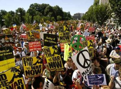 Miles de personas marcharon desde la Casa Blanca al Capitolio pidiendo la retira de las tropas estadounidenses de Irak