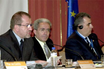 Aparicio, entre sus homlogos de Italia, Roberto Maroni (izquierda), y Grecia, Dimitrios Reppas, ayer en Madrid.