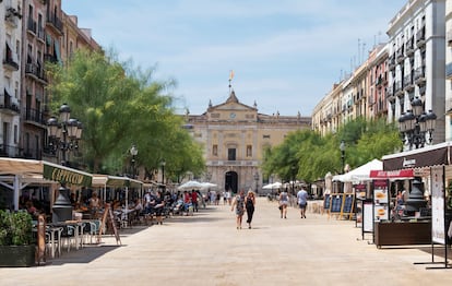 Plaza de la Font, con el Ayuntamiento al fondo, los edificios de la izquierda están construidos sobre las gradas del circo romano.