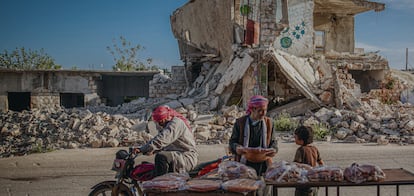 Los habitantes de Idlib, Siria, comparten un pan plano y redondo tradicional durante el mes sagrado del Ramadán.