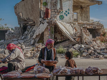Los habitantes de Idlib, Siria, comparten un pan plano y redondo tradicional durante el mes sagrado del Ramadán.