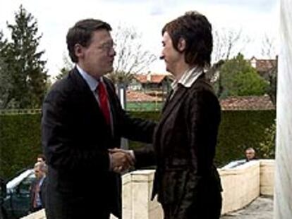La <i>vicelehendakari,</i> Idoia Zenarruzabeitia, recibe a Jordi Sevilla en la sede de la Presidencia vasca.