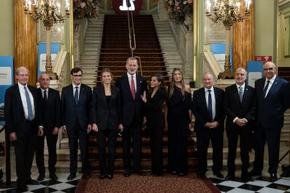 Los Reyes de España, Felipe VI y Letizia Ortiz junto a la Princesa de Asturias y de Girona y la infanta Sofía, con el presidente catalán, Salvador Illa, y otras autoridades en la escalinata del Liceu de Barcelona, este miércoles.