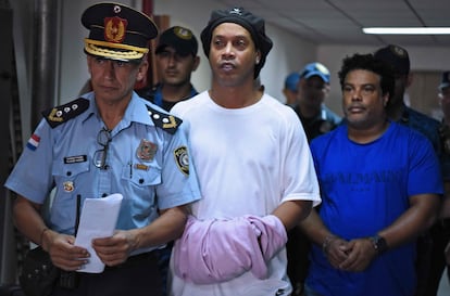 Ronaldinho e o irmão, Roberto de Assis, estão presos no Paraguai.