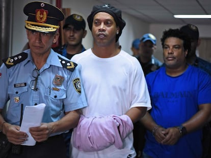 Ronaldinho e o irmão, Roberto de Assis, estão presos no Paraguai.