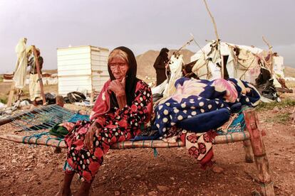Una anciana observa los trabajos de reconstrucción de un campamento para desplazados arrasado por las lluvias torrenciales en Hajjah (Yemen). El Alto Representante de la UE para Política Exterior, Josep Borrell, ha trasladado este martes al ministro de Exteriores saudí, Faisal bin Farhan, el apoyo de la UE a las peticiones de la ONU para poner fin al conflicto en Yemen, que se prolonga desde hace más de cinco años.