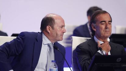 José Antonio Fernández Gallar, consejero delegado de OHL, junto al presidente de la compañía, Juan Villar-Mir.