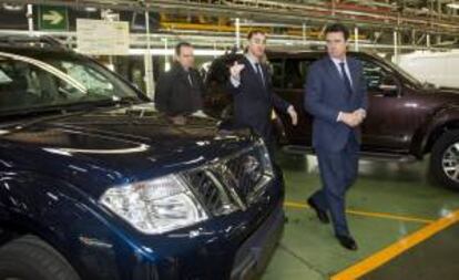 El ministro de Industria, Energía y Turismo (d), José Manuel Soria, y el director de operaciones de NISSAN España, Frank Torres (c), durante la visita esta mañana a la planta de Barcelona, días después de que la multinacional nipona adjudicara a esta fábrica la producción de un nuevo turismo, que supondrá una inversión de 130 millones y la creación de 1.000 puestos de trabajo directos.