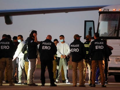 Migrantes venezolanos son cacheados por la policía antes de embarcar en un vuelo de repatriación, esta semana en el Valley International Airport, en Harlingen (Texas).