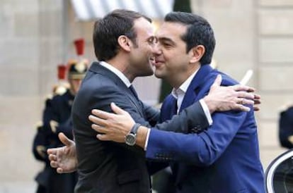 Emmanuel Macron, ejemplo de joven liderazgo, se despide del griego Alexis Tsipras, que también ostentó el cargo alrededor de 10 minutos.