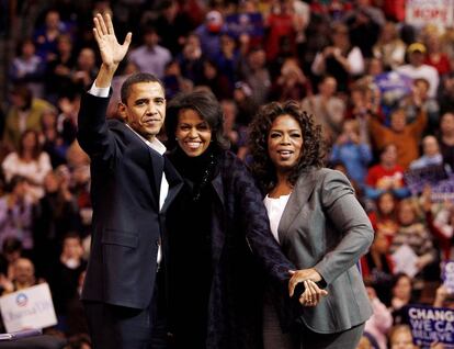 Imagen de la campaña presidencial de Obama en 2007. Junto al candiato aparece su mujer, Michelle, y la presentadora Oprah Winfrey.