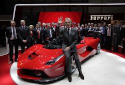 Luca Cordero di Montezemolo, consejero delegado de Ferrari, junto al modelo LaFerrari