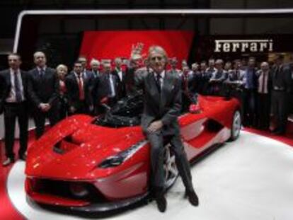 Luca Cordero di Montezemolo, consejero delegado de Ferrari, junto al modelo LaFerrari