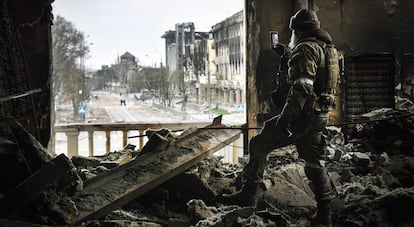 Un soldado ruso realiza unas fotos en el interior del teatro de Mariupol, este miércoles.