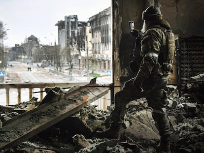 Un soldado ruso realiza unas fotos en el interior del teatro de Mariupol, este miércoles.