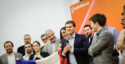 Los líderes de Ciudadanos (Albert Rivera con micrófono) celebran la victoria de Macron en la primera vuelta de las elecciones presidenciales francesas del 23 de abril de 2017.