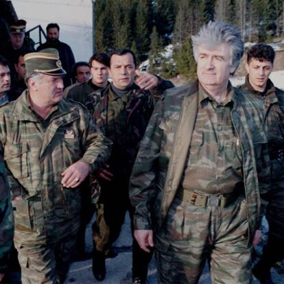 El general Ratko Mladic (izquierda) y el líder político serbobosnio, Radovan Karadzic, en un frente de guerra en abril de 1995.